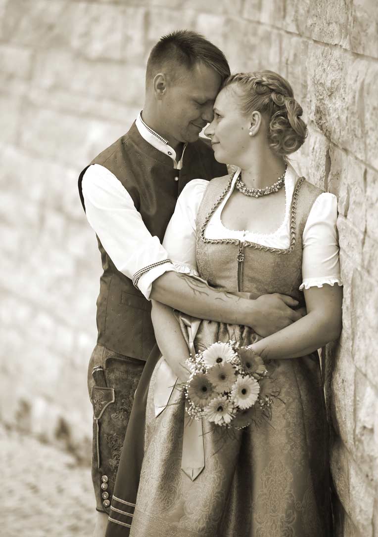 Brautpaar im Dirndl Burgsaal Parsberg
