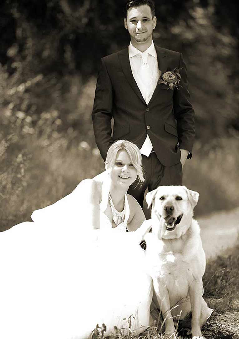 Brautpaar mit Hund im Laabertal