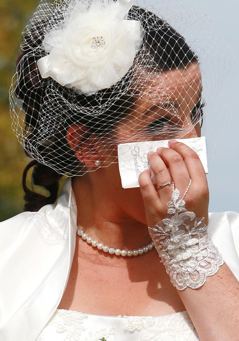 Weinende Braut mit Schleier
