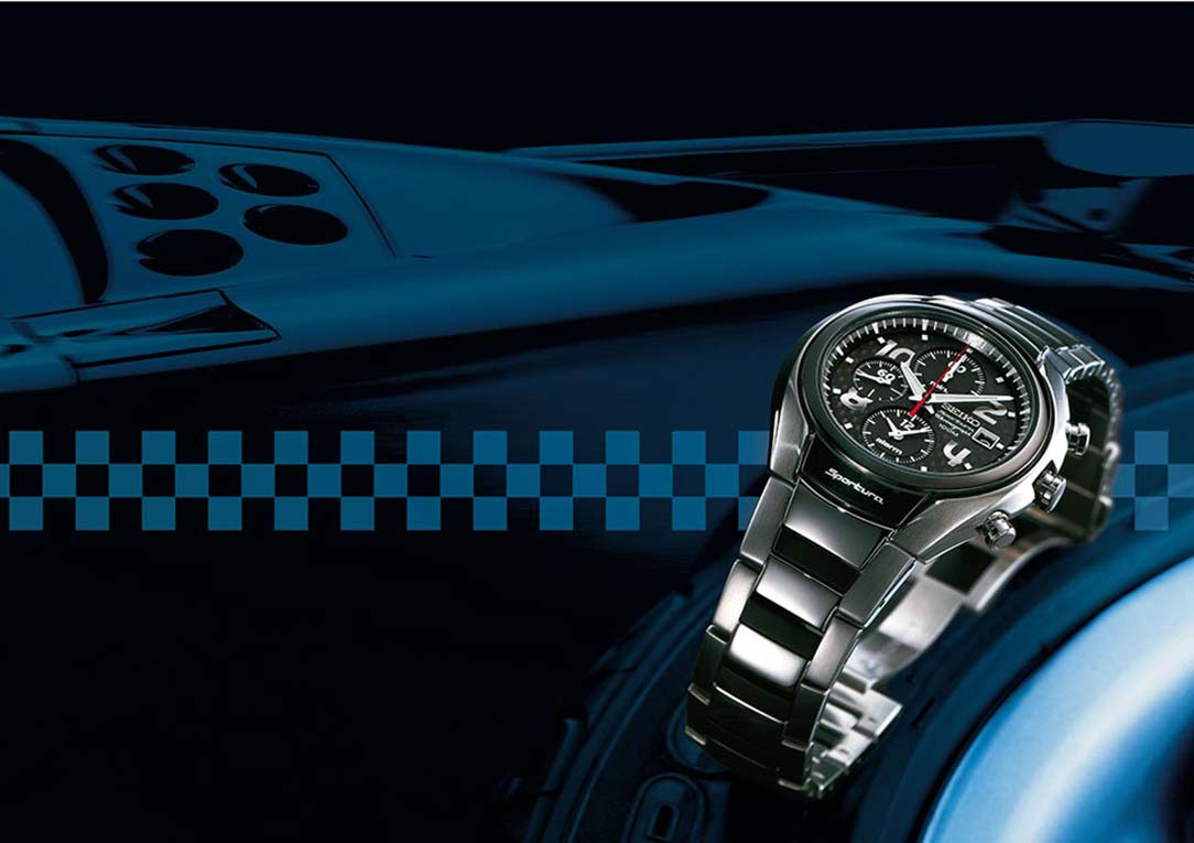 Chronometer mit Bugatti im Hintergrund